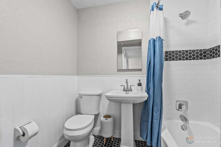 Full downstairs Bathroom