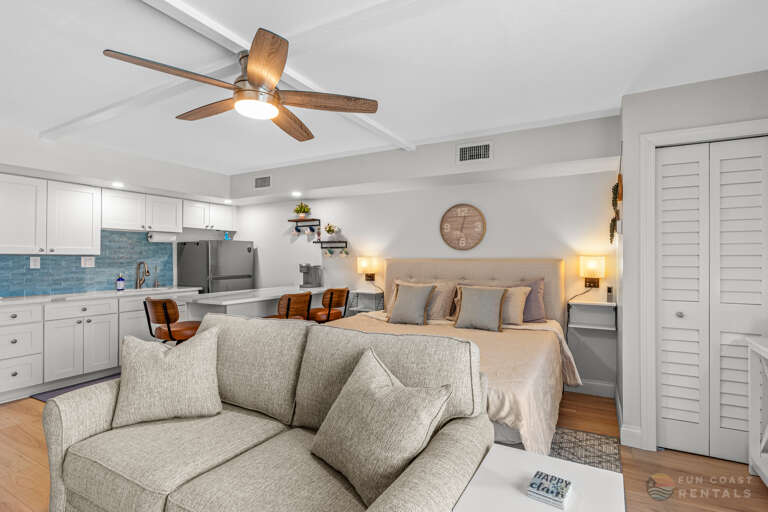 Studio with King Bed and Lounging Area