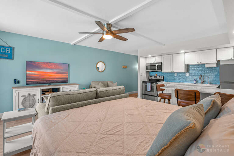 Studio with King Bed, Lounging Area and Smart TV