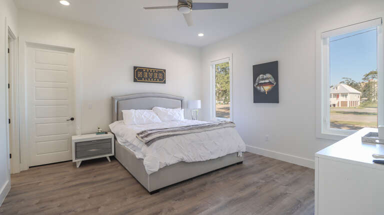 Large King with Walk in Closet/Flat Screen TV