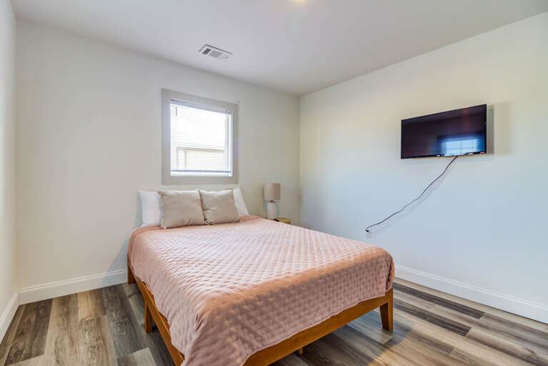 Secondary bedroom w/ smart TV