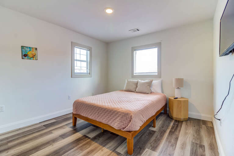 Secondary bedroom w/ queen bed  Secondary bedroom w/ queen bed