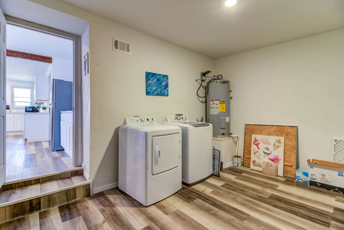 Very large laundry room Very large laundry room