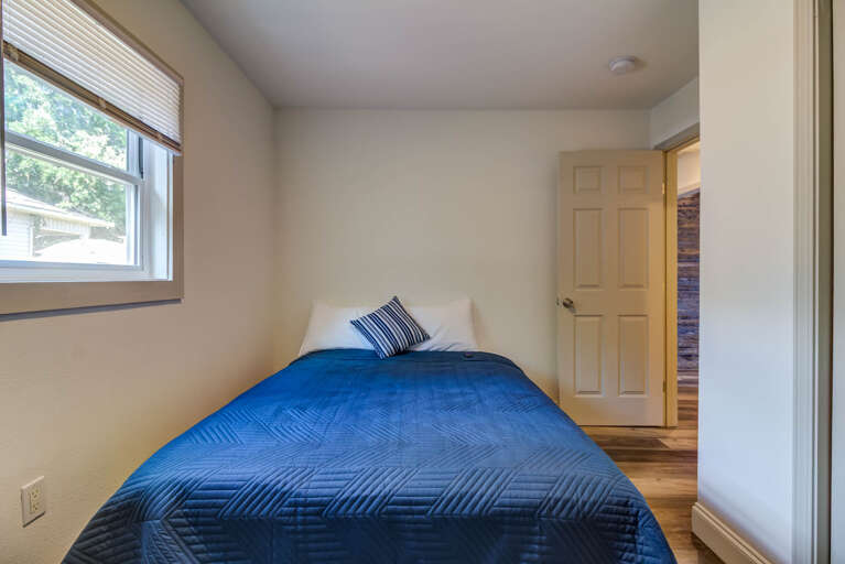 Secondary bedroom w/ queen bed 