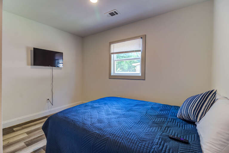 Secondary bedroom w/ smart TV Secondary bedroom w/ smart TV