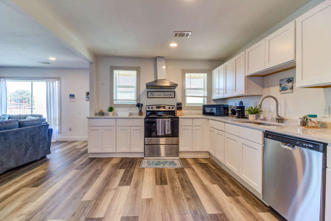 Enjoy this fully furnished kitchen  Enjoy this fully furnished kitchen