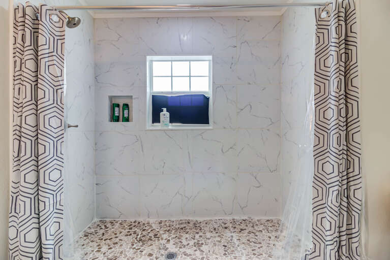 Master bathroom w/ tile shower 
