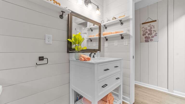 Upstairs bathroom w/ all essentials