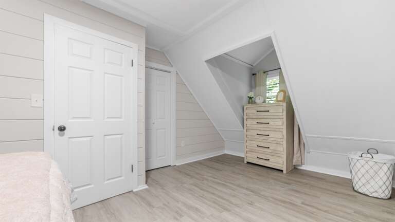 Upstairs bedroom w/dresser 