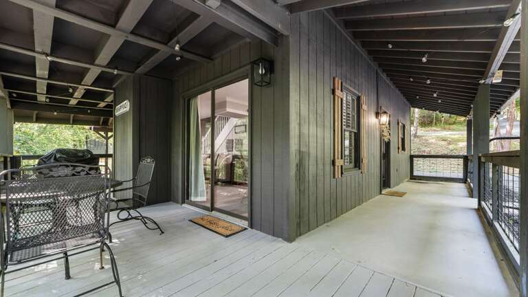 Wraparound porch- Creekside Cottage 