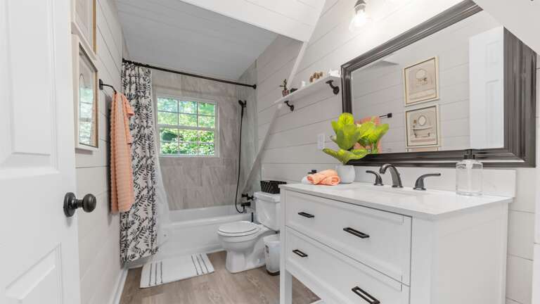 Upstairs full bathroom- Creekside Cottage 