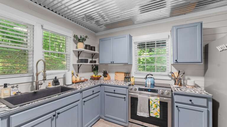 Fully operational kitchen - Creekside Cottage 