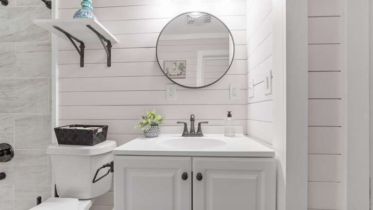 Main floor bathroom- Creekside Cottage 