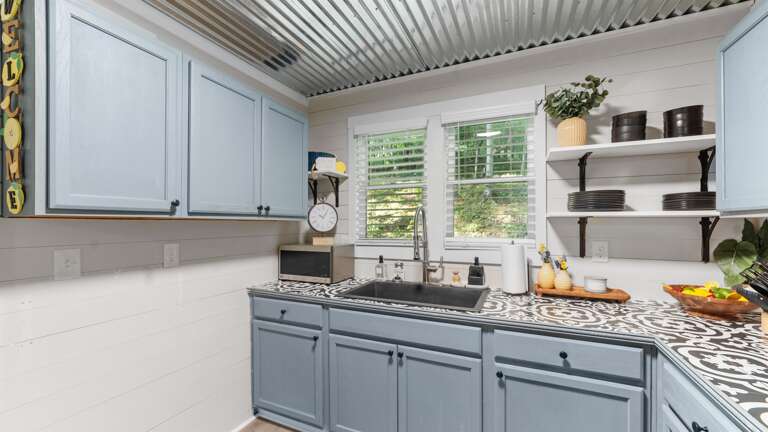 Full kitchen w/ SS appliances 