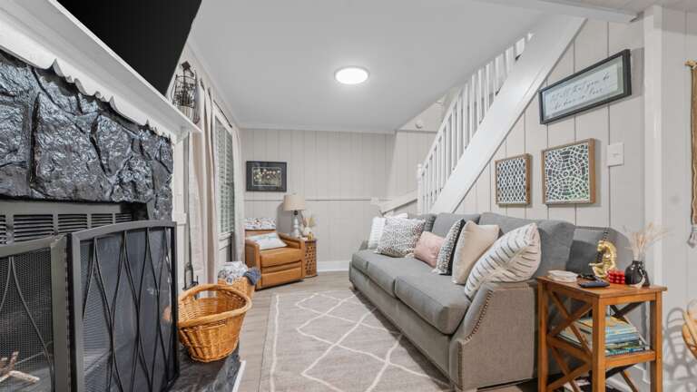 Living room w/ large smart TV- Creekside Cottage 