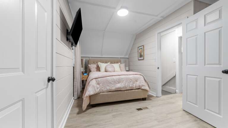 Upstairs bedroom (queen bed) - Creekside Cottage 