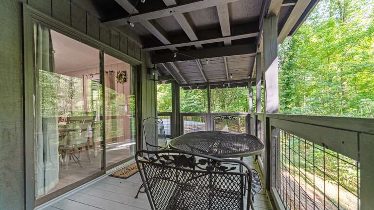 Outdoor dining area - Creekside Cottage 