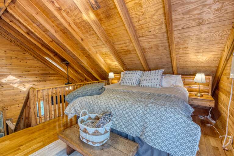 Master suite loft w/ king size bed 