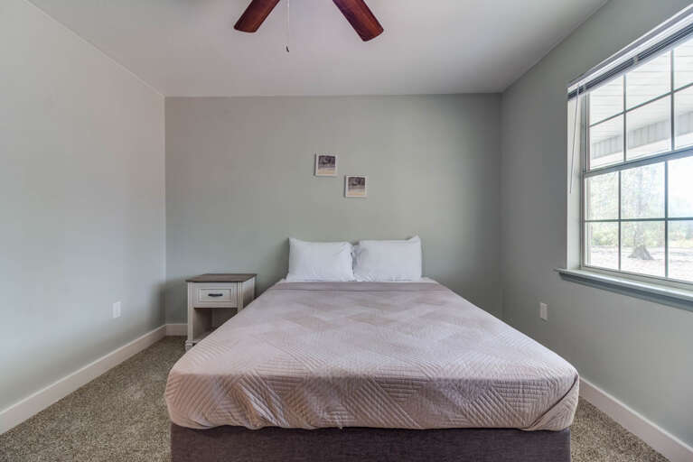 Secondary bedroom - queen bed