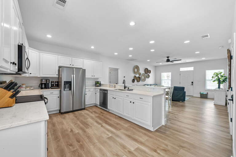 This stunning kitchen is a chef's dream come true. The space is designed with functionality and style in mind, featuring top-of-the-line stainless steel appliances, sleek cabinetry, and beautiful countertops.