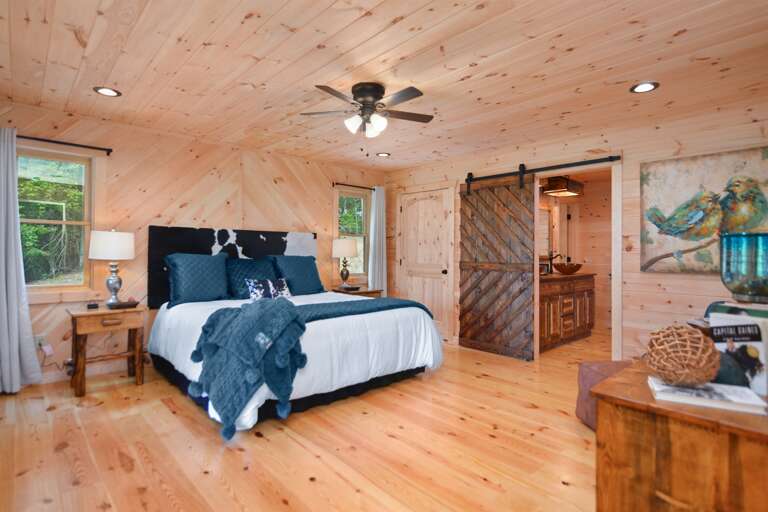 Second master suite on main level- king bed