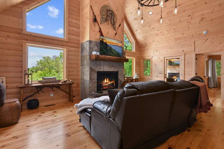 Living room w/ mtn views, gas fireplace