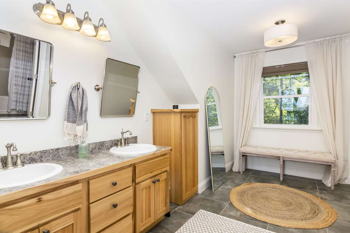 Large full bathroom- Upstairs Large full bathroom- Upstairs