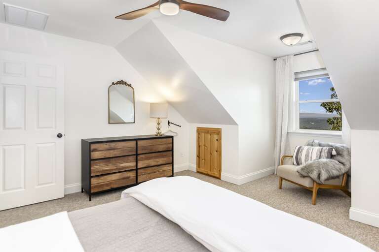 Queen bed w/ views  Queen bed w/ views