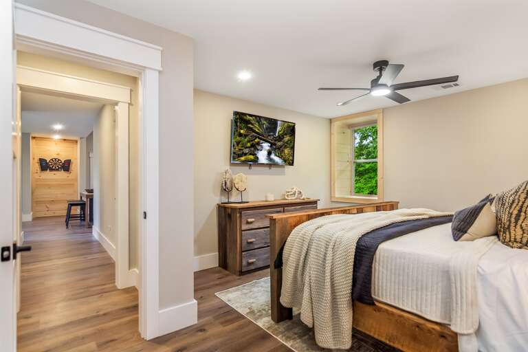 2nd primary bedroom - king bed 