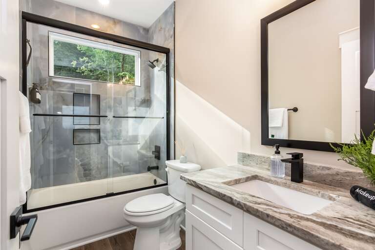 Full bathroom w/ tile shower 