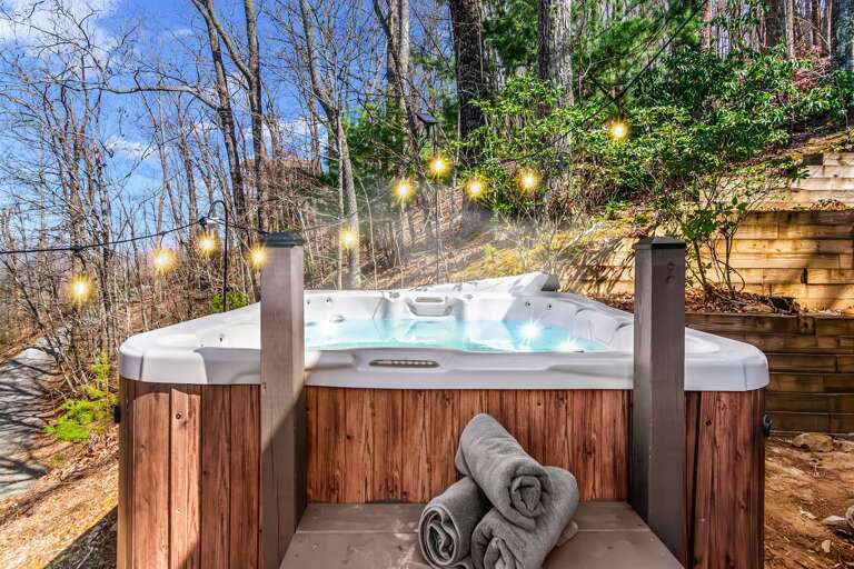 Relax and unwind in our cozyEnjoy the 6 person Hot Tub while looking out over Lake Blue Ridge Relax and unwind in our cozyEnjoy the 6 person Hot Tub while looking out over Lake Blue Ridge