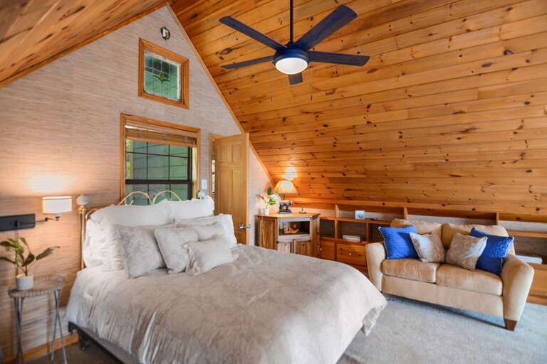 Spacious Queen in the Loft with Private Ensuite Bathroom Spacious Queen in the Loft with Private Ensuite Bathroom