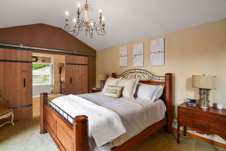 Large Master King with Ensuite Bathroom Large Master King with Ensuite Bathroom