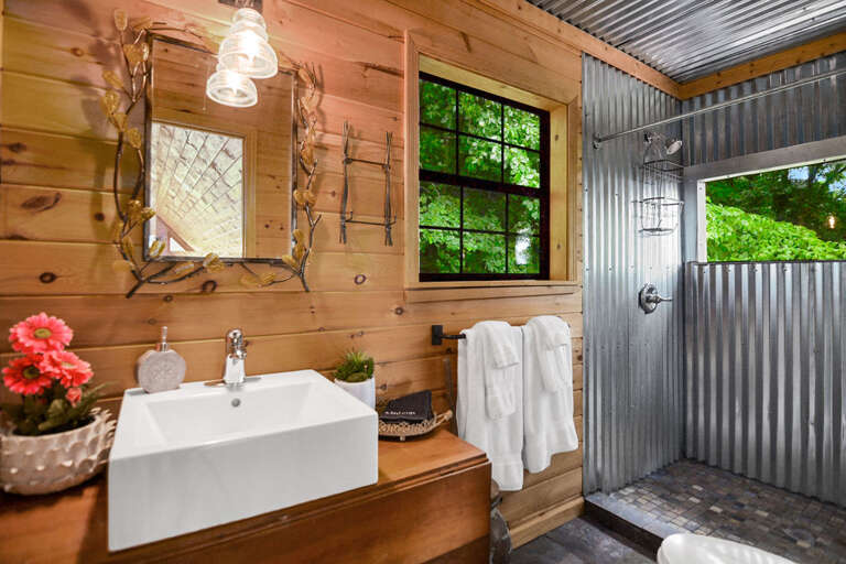 Spacious Queen in the Loft with Private Ensuite Bathroom Spacious Queen in the Loft with Private Ensuite Bathroom