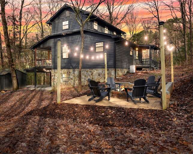 Tranquility at it's finest! Fire pit with 6 chairs. Ready for s'mores! Tranquility at it's finest! Fire pit with 6 chairs. Ready for s'mores!