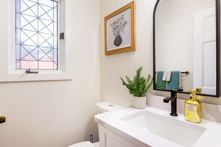 Half bathroom - Main level