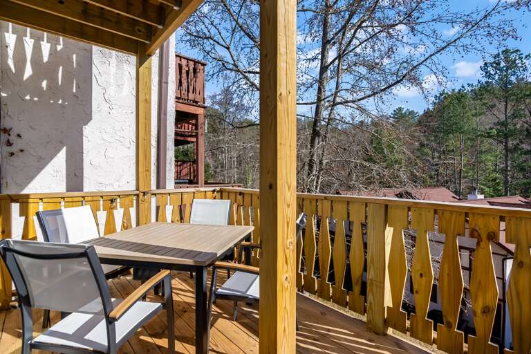 Balcony on the main level- additional outdoor seating 