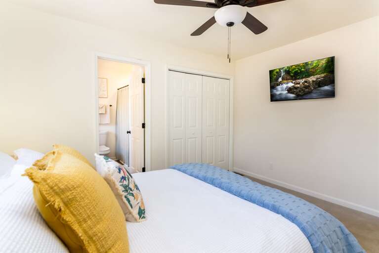 Secondary bedroom w/ ensuite bathroom