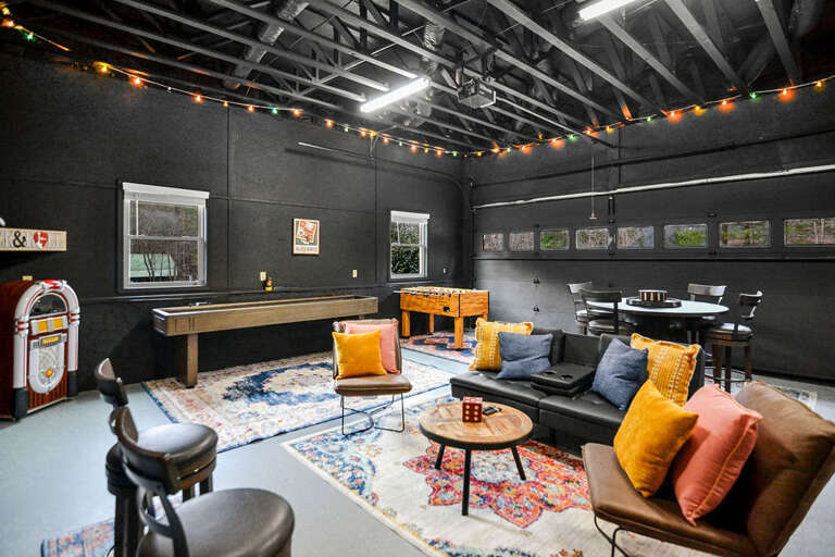 Amazing Game Room- 75' Smart TV/Shuffle Board/Foos Ball/ etc..@Wilderness Lodge Blue Ridge