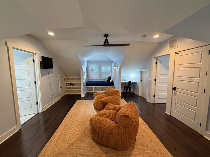 Upstairs bedroom w/ Smart TV and lounge area 