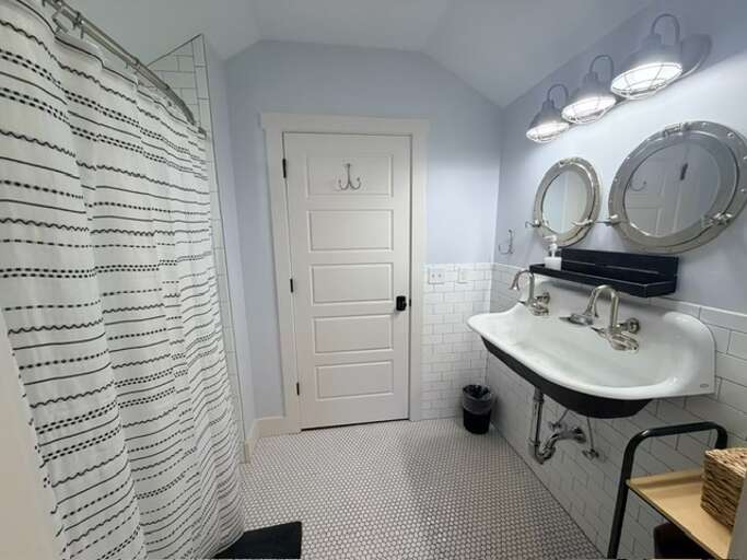 Ensuite bathroom to the upstairs bedroom 