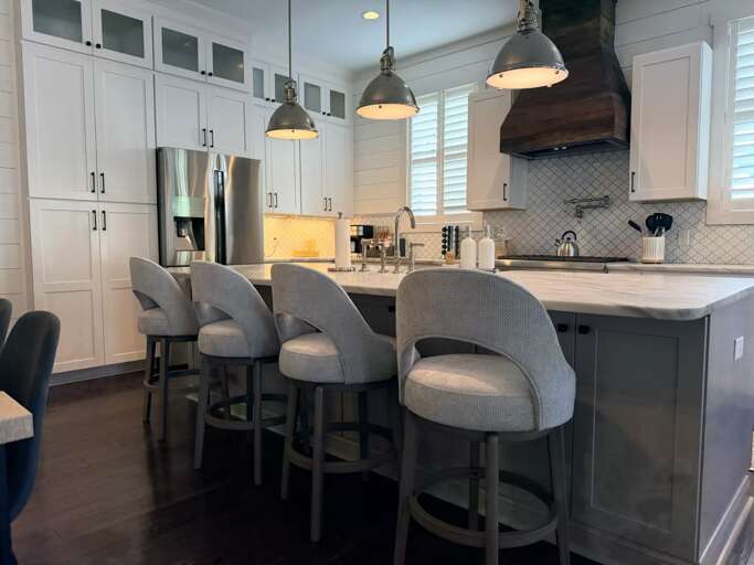 Fully furnished kitchen w/ SS appliances 