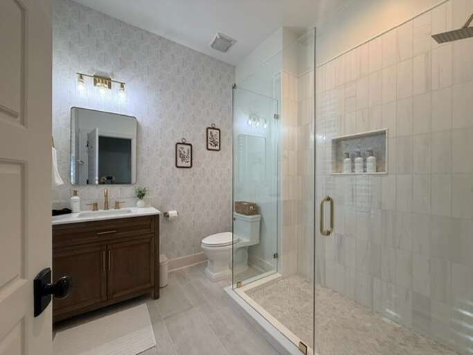 Ensuite full bathroom to secondary bedroom 