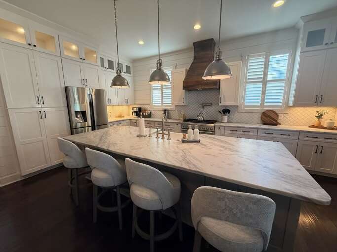 Kitchen island w/ 4 bar stools 