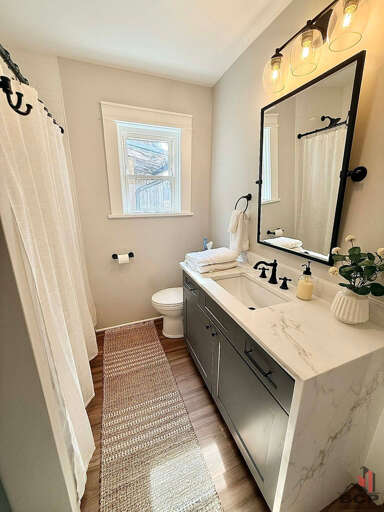 Full bathroom w/ tub and shower combo