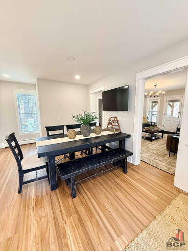 Dining Area w/ 7 chairs