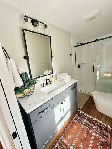 Full bathroom w/ tiled shower 