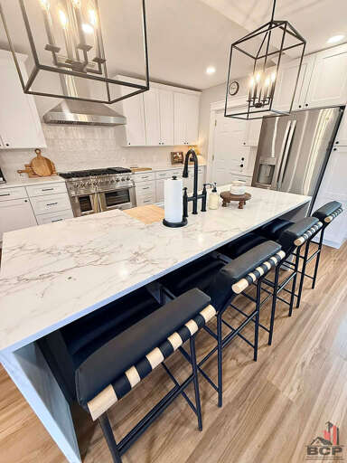 Large kitchen island w/ bar stools- Ample space for entertaining 