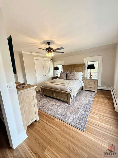 Guest bedroom with queen bed 
