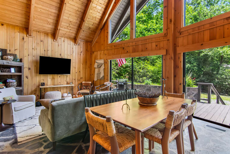 A wall of windows to capture the nature while dining 